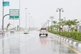 أمطار غزيرة وسقوط برد في جازان يسبب سيولاً في عدة محافظات
