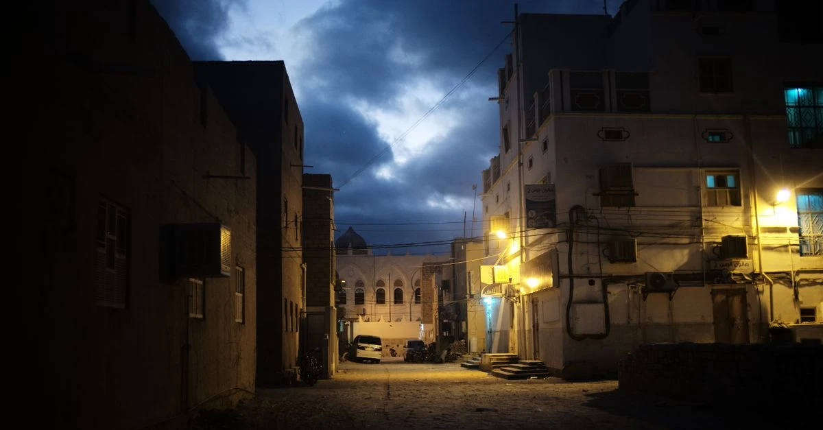 الطيران اليمني يقصف لأول مرة مواقع للحوثيين غرب تعز في هجوم جوي واسع