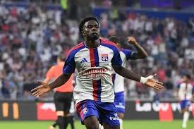 إرنست نوواما يفرض نفسه نجماً جديداً في صفوف أولمبيك ليون بالدوري الفرنسي