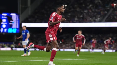 ليفربول يفك عقدة البداية ويحقق انتصاره الأول في الدوري الإنجليزي بثنائية إيزاك