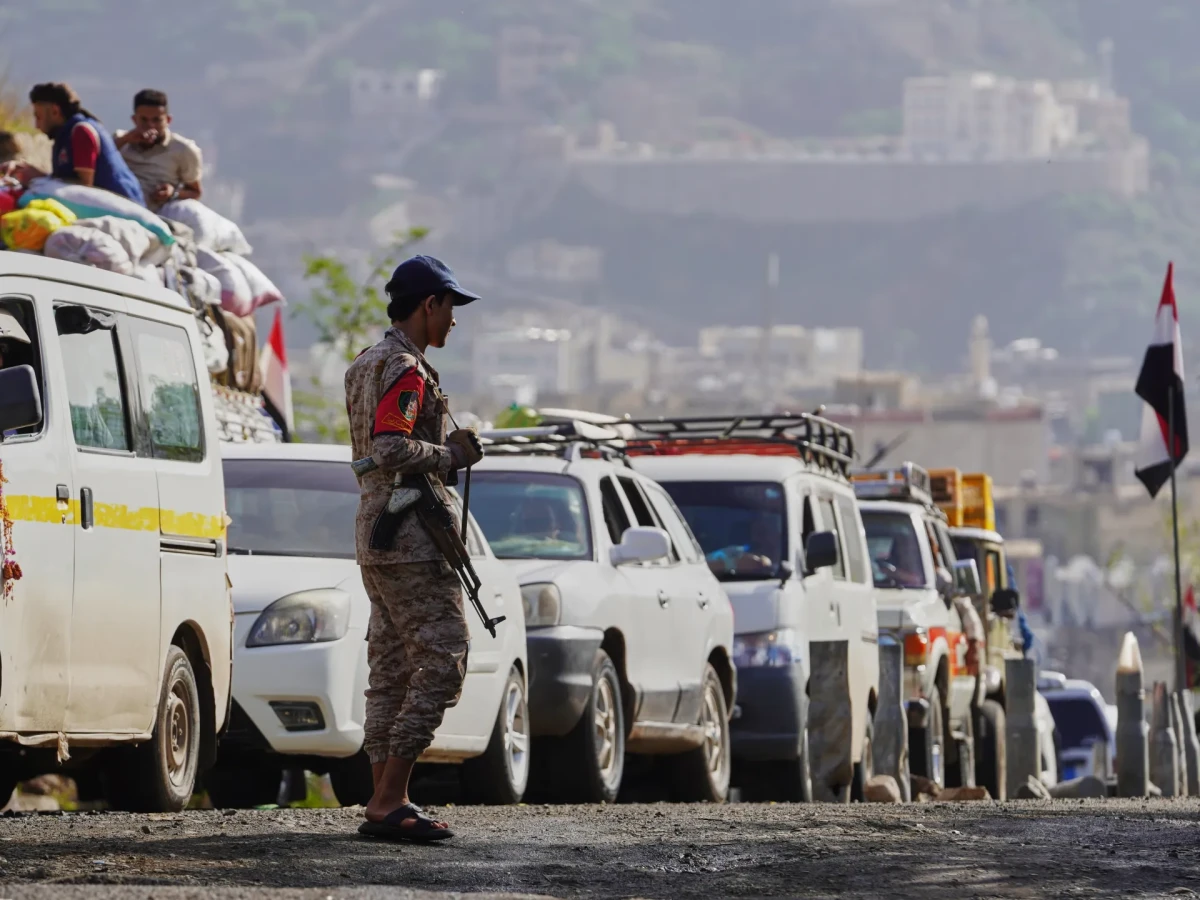 تصعيد عسكري في تعز: الحوثيون يسيطرون على مواقع استراتيجية والجيش يجهز لعملية مضادة
