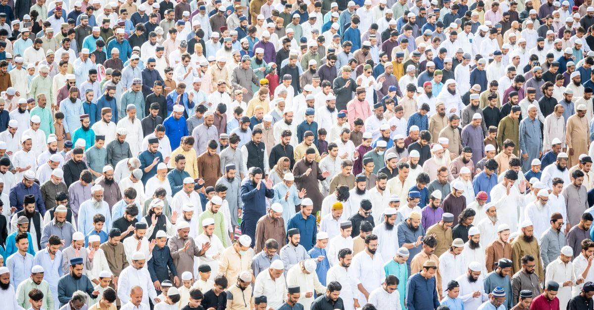 نائب أمير الرياض يؤدي صلاة الجنازة على والد وزير الاستثمار عبدالجليل آل سيف