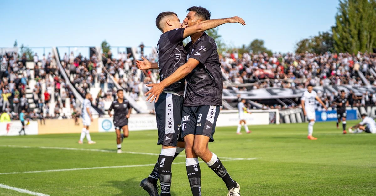 صدمة كروية: نيوم يسقط الهلال بثنائية تاريخية ويمنحه أولى خساراته في دوري روشن