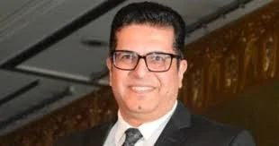 نجوم الفن يواسون أيمن سلامة في وفاة زوجته.. لقطات مؤثرة من العزاء