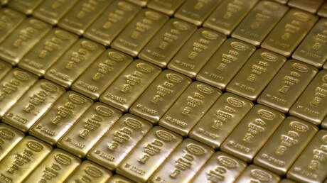 الذهب يهبط بأكثر من 1% مع تصاعد رهانات رفع الفائدة الأمريكية