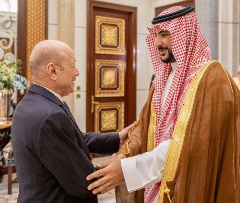 بعد لقاء عاجل: مصدر مطلع يكشف تفاصيل ما دار بين الأمير خالد بن سلمان والرئيس العليمي
