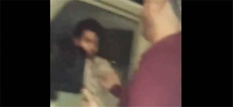 استفزاز في عدن: عناصر موالية للانتقالي تمزق علم اليمن وتمنع قوات الطوارئ