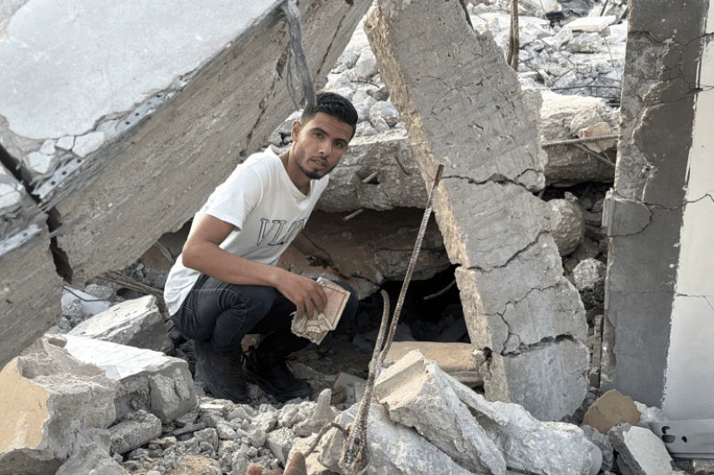 الشاعر الفلسطيني محمد الشاعر يُفاجئ العالم بديوان «حب مستعار تحت الحصار» من ركام غزة