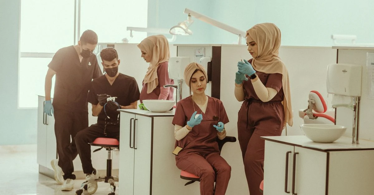 قافلة طب الأسنان بجامعة جازان: 20 ألف مستفيد في رحلة العناية بالفم