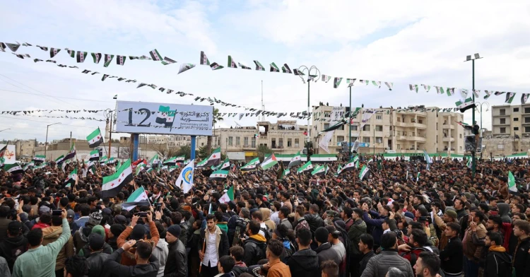 الزبيدي يعلن التعبئة العامة.. وحشود عدن تحيي ذكرى أكتوبر