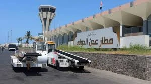 الحوثيون يقصفون مطار عدن بأربعة صواريخ باليستية