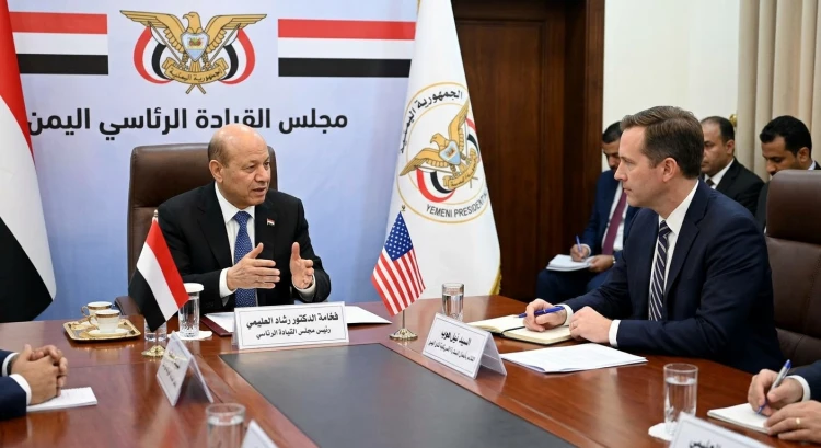 العليمي يؤكد المضي في عملية فجر اليمن لاستعادة مؤسسات الدولة